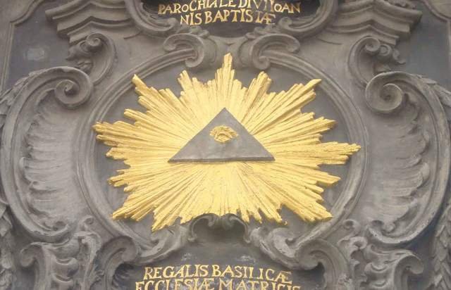 Всевидящее Око Провидения в виде треугольной звезды на башне Аахенского собора.
