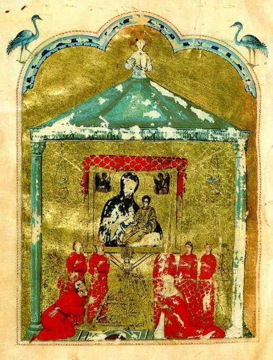 Поклонение чудотворной иконе Одигитрии Константинопольской в ее святилище. по сторонам — члены семьи служителей иконы в особых красных одеяниях. миниатюра, конец XIII в