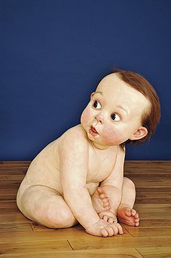 Рон Мьюек. «Большой ребенок», 1996 год. Полиэфирная смола, стекловолокно, волосы, стекло. Эстимейт £800 тыс. — 1,2 млн
