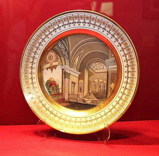Фарфоровые тарелки с изображением интерьера усадьбы А.Аракчеева в Грузино по риснукам крепостных художников