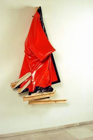 АНХЕЛА ДЕ ЛА КРУС ÁNGELA DE LA CRUZ супербеспорядок (красный /пурпурный ) | 2004 | Масло и акриловая краска на холсте | 193 x 119 x 68 см