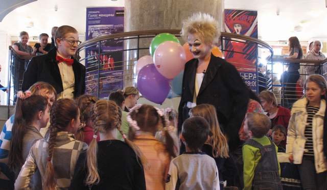 Весельчак и Умник встречают детей в фойе театра