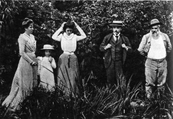 Клод Моне с семьей Дюран-Рюлову у водяных лилий в саду