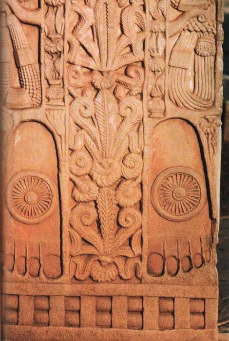 Отпечатки ног Будды, на которых изображены колеса чакры, пальцы одинаковой длины