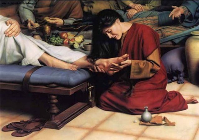 Магдалина омывает ноги Иисусу миром, вытирая их своими роскошными волосами.