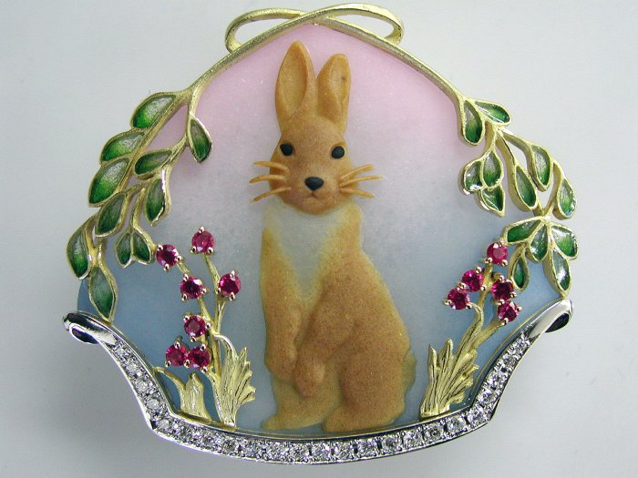 Брошь Wild rabbit «Заяц» рубины, алмазы, техника перегородчатая эмаль, 42×49