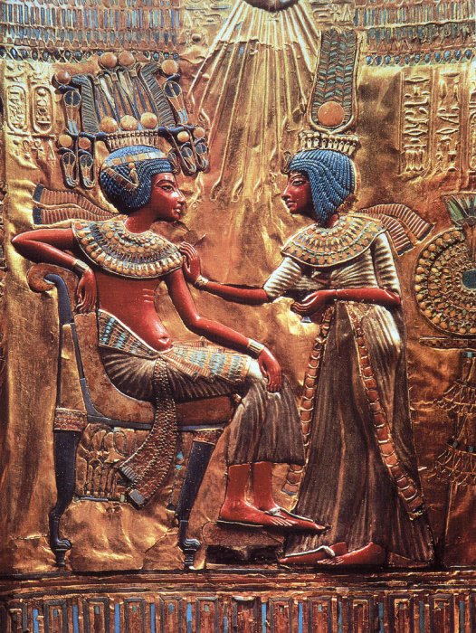 Тутанхамон с женой Около 1330 до н.э. Деталь спинки трона из гробницы Тутанхамона. Дерево, листовое золото, роспись