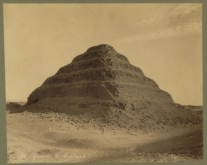 Ступенчатая пирамида Джосера, фараона 3-й династии. Древнейший некрополь столицы Древнего Царства — Мемфиса. Фотография авторства Феликса Бонфиса (1831-1885)