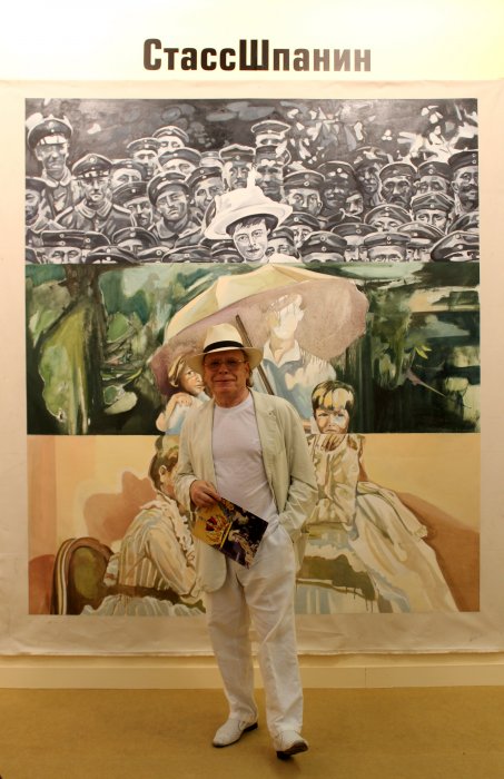 Эдвард Радзинский на фоне Картины Зонт, на презентации Стасса Шпанина