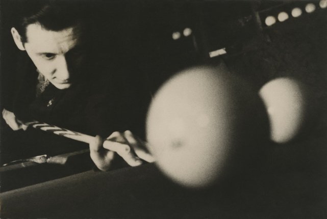 Елеазар Лангман. Игрок в биллиард. 1928-1930. Бромосеребряная бумага, авторская печать