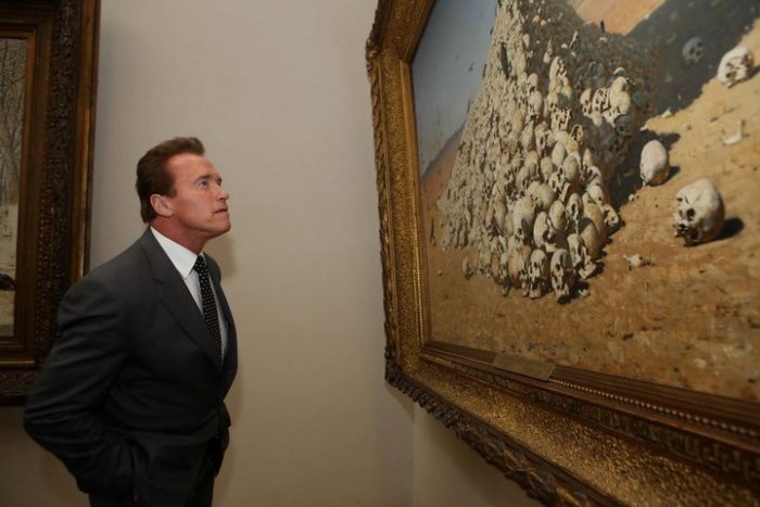 На фото: американский турист у картины художника Верещагина.