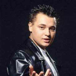 Солист популярного коллектива «Руки вверх» Сергей Жуков решил подзаработать на раскрученном названии своей группы. Музыкант продает бренд «Руки вверх».