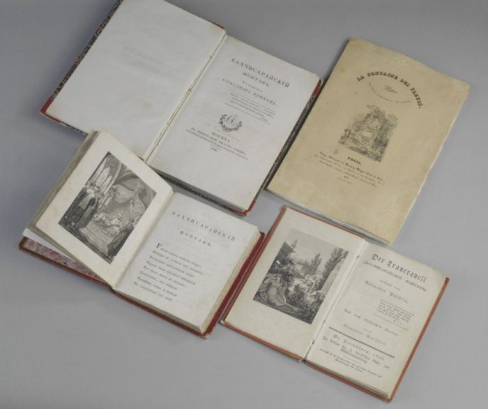 Первые издания поэмы А.С. Пушкина Бахчисарайский фонтан на русском, французском и немецком языках.