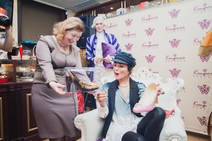 Хозяйка шоколадного царства Ирина Эльдарханова и Сати Казанова подбирают цвет шоколадной туфельки