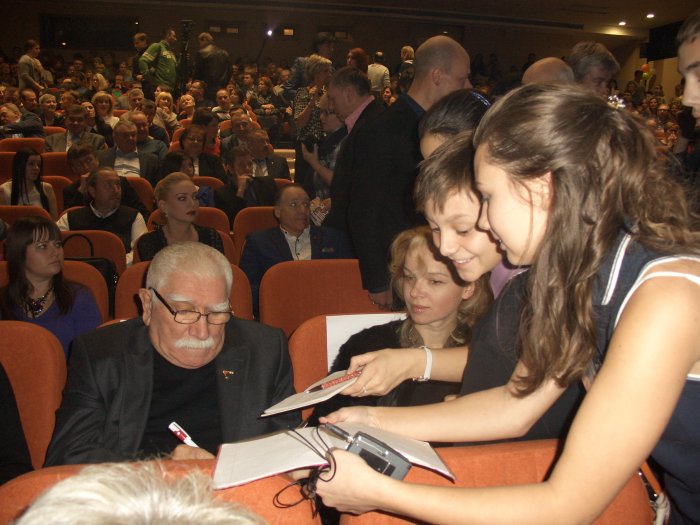 Не успел Армен Джигарханян занять свое место в зале, как его окружили зрители, жаждущие получить автограф