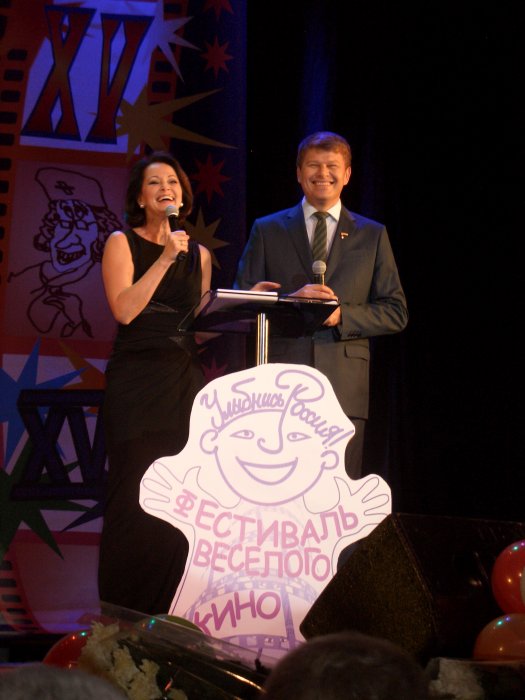 Ведущие церемонии Ольга Кабо и Дмитрий Губерниев. Ольга Кабо — получила Премию «За вклад в комедию».