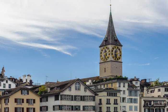 Издали видна башня собора. Это старейшая церковь Цюриха — собор Святого Петра.