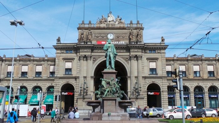 Напротив Цюрихского вокзала возвышается памятник Альфреду Эшеру, прославленному финансисту, основателю банка Credit Suisse.