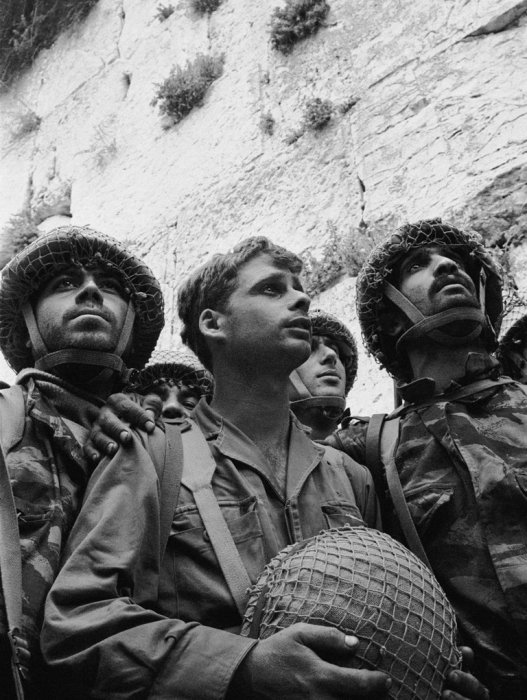 Самый известный снимок Шестидневной войны — «Парашютисты у Стены плача». 1967. Слева направо: Цион Карасанти, Ицхак Ифат и Хаим Ошри. Иерусалим, Старый город.