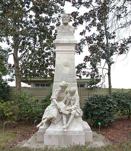 Памятник Жюль Верну в г. Нант (Франция)